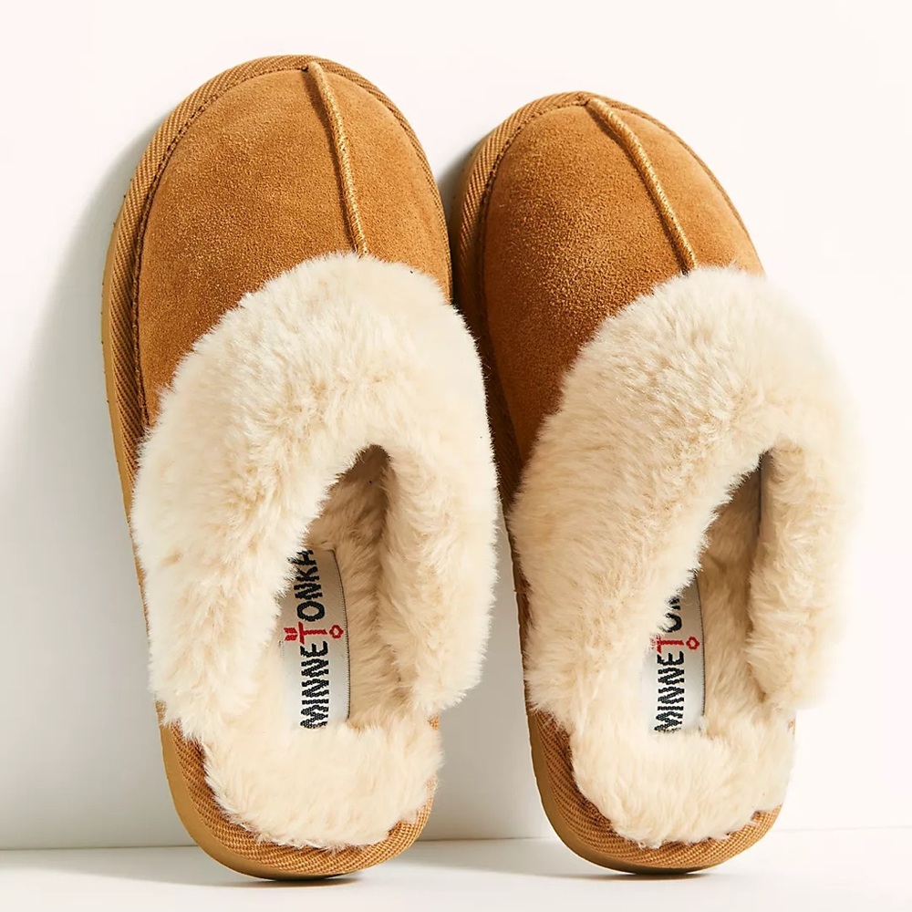 Minnetonka Tan and Cream Chesney Slippers